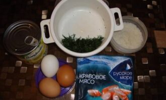 Как приготовить классический крабовый салат? Подготовим продукты по списку. Для салата можно использовать как крабовое мясо, так и крабовые палочки. Куриные яйца и рис заранее отвариваем до готовности. Укроп мелко рубим ножом.