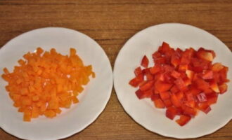 Как приготовить вкусный рассыпчатый рис с овощами? Болгарский перец очищаем семян и режем на небольшие кубики. Очищенную морковку разделываем точно так же.