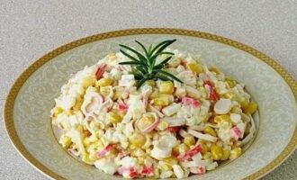 Классический крабовый салат с рисом и кукурузой готов. Подавайте к столу!
