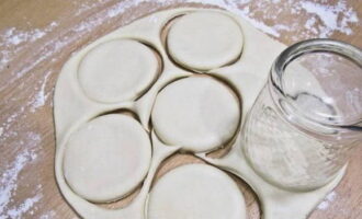 Охлажденное тесто раскатываем и вырезаем круги, каждый сегмент раскатываем в лепешку диаметром около 12 сантиметров.