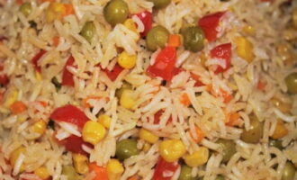 Рассыпчатый рис с овощами на сковороде готов. Угощайтесь!