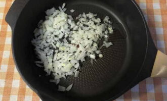Разогреваем сковороду с растительным маслом и быстро обжариваем на нем лук до мягкости.