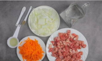 Овощи очищаем и измельчаем: морковь натираем на терке, а лук, как и мясо, нарезаем небольшими кубиками.