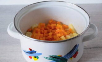 Очистите и нарежьте вареные овощи кубиками. Переложите их в объемную миску или кастрюлю.