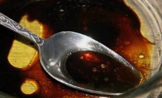 В миске соедините соевый соус, горчицу, мед, оливковое масло и уксус.
