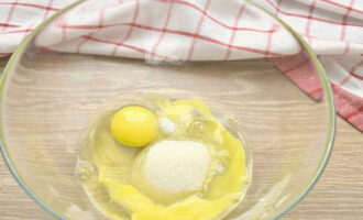 В глубокой миске соединяем куриные яйца, соль и сахар.
