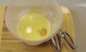 В чашу миксера отправляем молоко, оливковое масло и яйцо – взбиваем добела и увеличения массы.