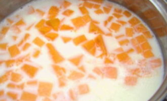 В кастрюлю влейте молоко, доведите его до кипения и выложите тыкву, варите при слабом кипении в течение 15-20 минут.