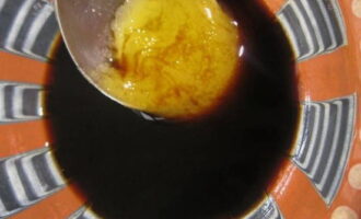 В глубокой миске соединяем соевый соус и мед. Хорошенько перемешиваем. По вкусу можно добавить немного соли.
