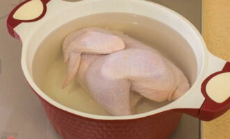 Курицу заливаем холодной водой и отвариваем в течение часа.
