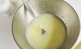 В миске взбалтываем воду, чайную ложку соли и растительное масло.