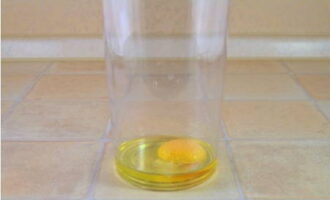Яйцо старательно промываем под горячей водой с мылом и аккуратно разбиваем в высокий стакан, сохраняя целостность желтка.