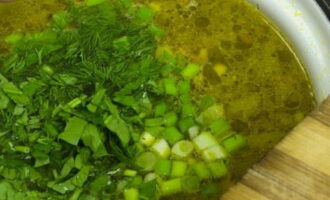 Отправляем ароматную зелень в наш суп, доводим снова до кипения и выключаем огонь. Затем кастрюлю с супом закрываем крышкой и оставляем на 10-20 минут.