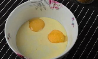 Для соуса в глубокую чашу отправляем яичные желтки и сливки.