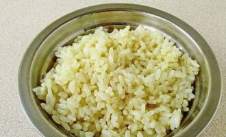 Подготовленный рис отвариваем до мягкости в подсоленной воде. Важно продукт не переварить.