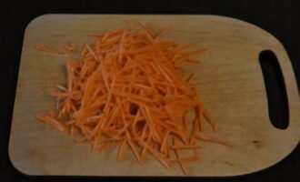 Очищенную морковку пропускаем через терку для корейской моркови.