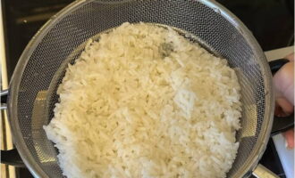 Откидываем рис на сито, промываем и даем время полностью стечь воде.