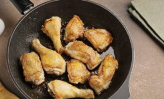 Раскаляем сковороду с растительным маслом и на сильном пламени подрумяниваем курицу со всех сторон.