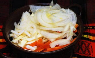 Очищенный репчатый лук нарезаем полукольцами, морковку и коренья (пастернак, петрушка, сельдерей) разделываем соломкой.