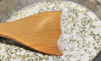 В прогретые сливки отправляем соль, черный молотый перец, сушеные травы и лавровый лист.