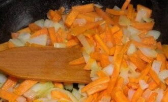 Мелко нарежьте лук и морковку. Обжарьте овощи на сковороде на растительном масле до мягкости, добавьте немного томатной пасты. Овощную зажарку положите поверх риса.