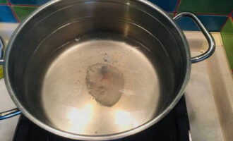 Если у вас пока мало опыта в варке яиц таким способом, разбейте его в чашку или небольшую мисочку. Затем аккуратно вылейте яйцо в воронку. Варите его в течение двух минут, белок должен полностью стать белым.