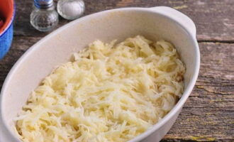 Половину картофеля выкладываем в форму для выпекания, которую предварительно обмазываем растительным маслом.