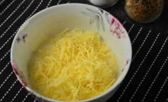 Засыпаем тертый сыр, соль и молотый перец – хорошенько перемешиваем.