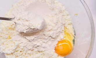 В миске смешайте творожную массу, лимонную цедру, сахар и муку, добавьте щепотку соли. Замесите однородное тесто для вареников.