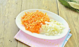 Натираем на терке морковь, мелко нарезаем головку лука.