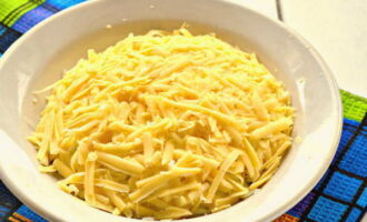Натрите сыр на крупной терке, стружку распределите поверх белкового слоя. Сырный слой смажьте майонезом.