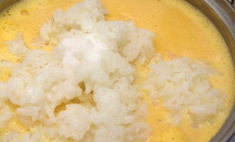 В молочно-тыквенную массу выложите проваренный рис. Варите кашу на медленном огне под крышкой в течение 5 минут.
