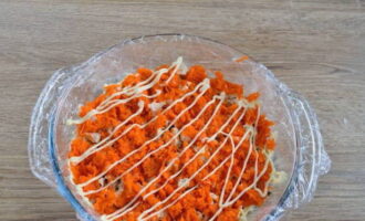 Далее распределяем тертую морковку, смазываем майонезом.