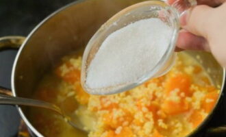 Добавляем сахар и варим угощение 5 минут до готовности. Соль добавляем по своему вкусу.