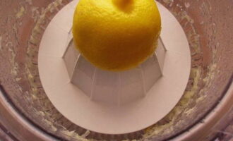 В это время займемся приготовлением крема. Из лимона выжимаем сок любым удобным способом.