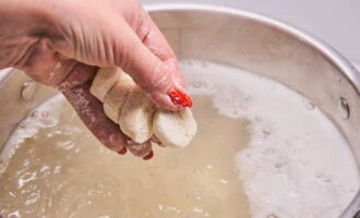 Когда вода в кастрюле закипит, добавьте щепотку соли и выложите вареники. Варите их в течение двух минут в кипящей воде, готовые ленивые вареники всплывут на поверхность.