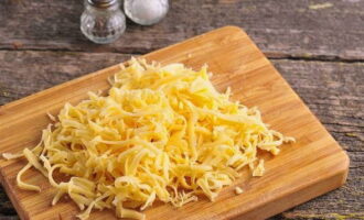 Сыр твердого сорта (выбираем по вкусу) натираем на терке с крупными зубчиками.