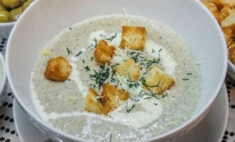 Классический крем-суп из шампиньонов со сливками готов. Подавайте к столу с сухариками. Также суп можно дополнить зеленью и тертым сыром.