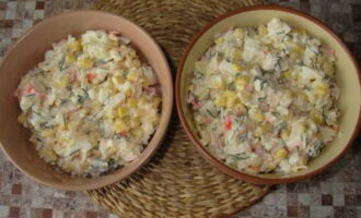 Классический крабовый салат с кукурузой и рисом готов. Раскладывайте по тарелкам и подавайте к столу!