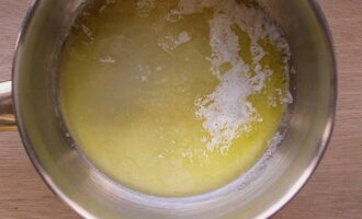 В кастрюле или сотейнике растапливаем оставшиеся 30 грамм сливочного масла.