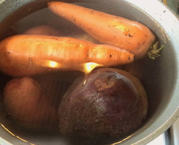 Сколько варить свеклу на винегрет. Отварить свеклу и морковь в кастрюле. Вариться в кастрюле картошка морковь и свекла. Как варить свеклу и морковь. Сколько времени варить свеклу и морковь для винегрета.