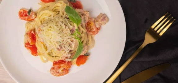 Спагетти со сливочным соусом и ветчиной. Спагетти с ветчиной и сливочным соусом.
