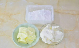 Как приготовить крем для выравнивания торта в домашних условиях? Достаем продукты для приготовления крема. Качественное сливочное масло предварительно вынимаем из холодильника, чтобы оно размягчилось.