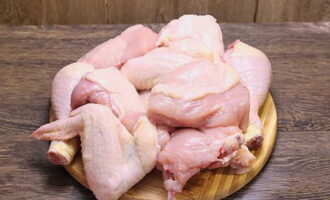 Как приготовить классическое чахохбили из курицы по-грузински в домашних условиях? Промытую тушку делим на части, разрезая по суставам.