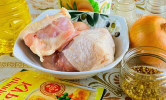 Как вкусно приготовить куриные бедра? Мясо прежде всего разморозьте и помойте от остатков крови, срежьте жирок и оставьте на время на разделочной доске, чтобы стекла вода.