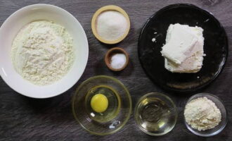 Как приготовить классические пышные сырники из творога на сковороде? Ингредиенты для сырников отмерить согласно пропорции рецепта.