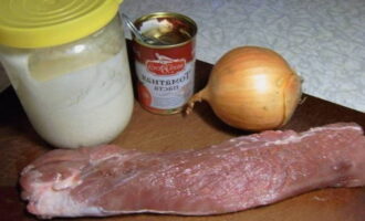 Как приготовить классический бефстроганов из свинины на сковороде с подливкой? Достаем основные продукты, указанные в списке. Свинину выбираем без жировой прослойки. Идеально подойдет стандартная мясная вырезка без кости.