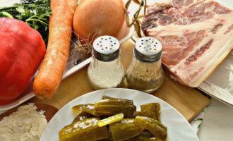 Как приготовить классическое азу из свинины с солеными огурцами по-татарски? Свинину выбирайте по своему вкусу с большим или меньшим количеством сальной прослойки. Помойте зелень петрушки и болгарский перец. Очистите луковицу и морковку.