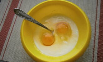 Как приготовить ачму из лаваша с сыром и творогом в духовке? Для заливки расколачиваем яйца с кефиром и небольшим количеством соли.