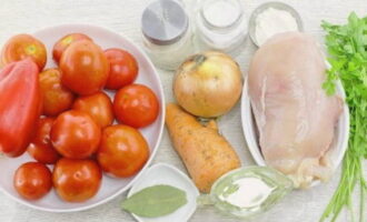 Как приготовить классический гуляш из курицы на сковороде с подливкой? Первым делом подготовьте согласно рецепту, все ингредиенты для куриного гуляша. Филе промойте и салфеткой обсушите. Овощи очистите и промойте.